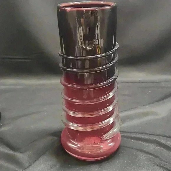 7 and 1/2 in black to red glass ribbed spiral vase - Picture 1 of 4